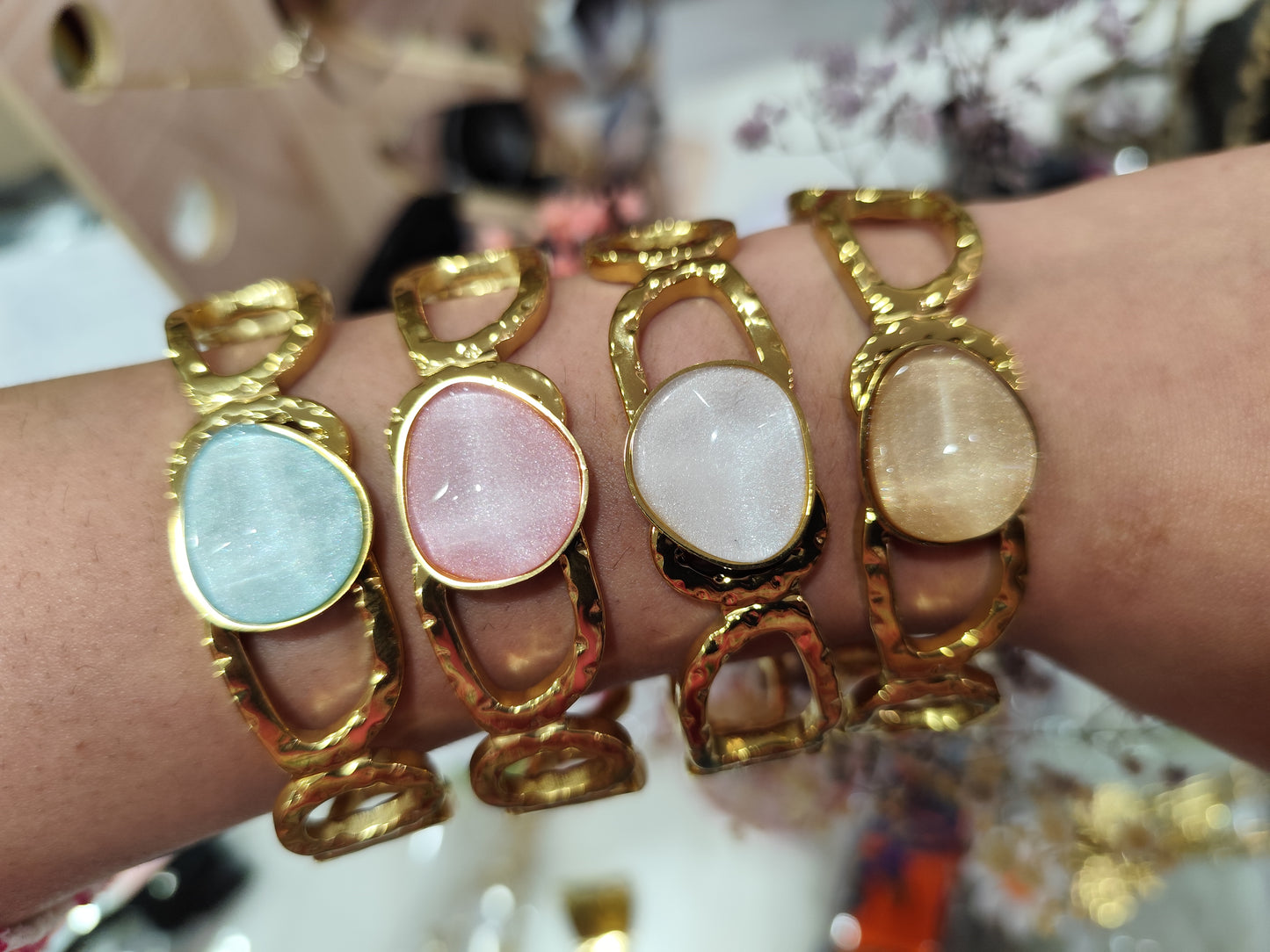 Bracciale Rigido con pietra Bianca perlata
