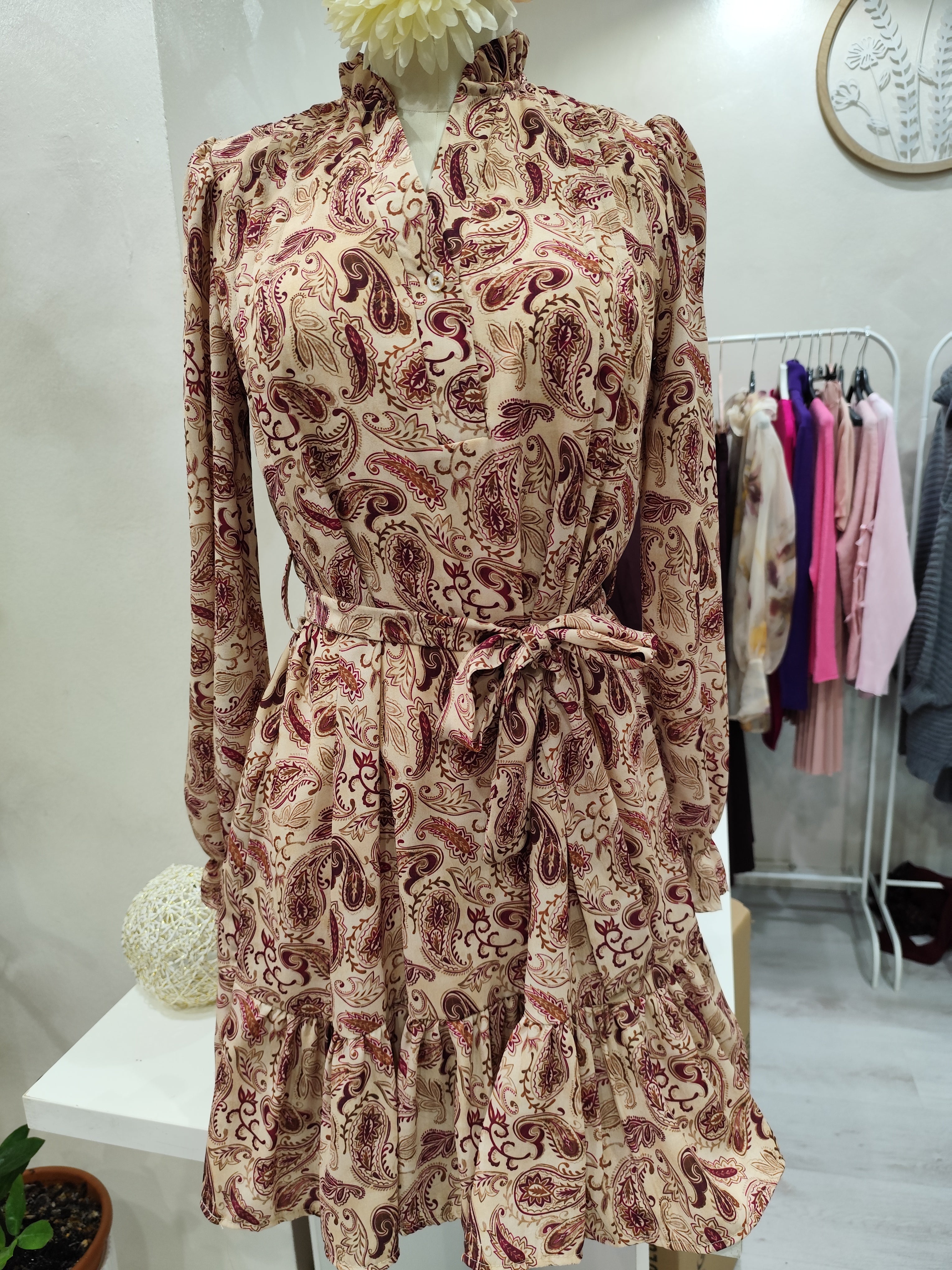 Abito corto con cintura